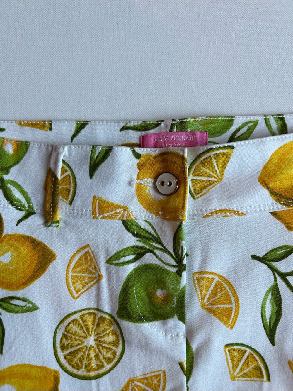 Isaac Mizrahi White Lemon-Print Tailored Shorts Size 8 Preppy Resort Coastal - Picture 3 of 7